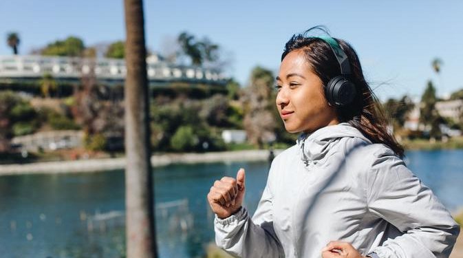 Rekomendasi Earbuds dan Headset untuk Olahraga dan Pengguna Transportasi Umum