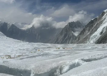 200 Pendaki Terjebak Badai Salju di Lereng Gunung Everest, Tim Penyelamat Dikejar Waktu