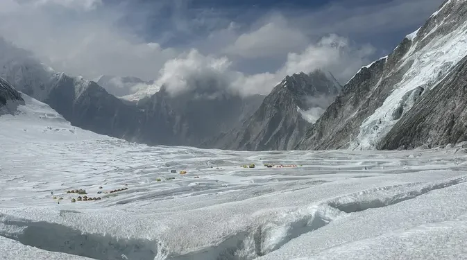 200 Pendaki Terjebak Badai Salju di Lereng Gunung Everest, Tim Penyelamat Dikejar Waktu