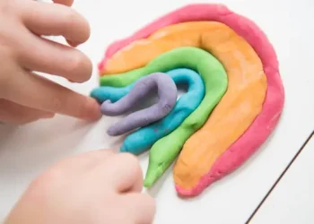 Kurangi Waktu Layar, Mainan Lilin Dukung Perkembangan Anak