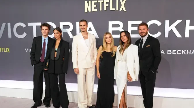 Gaya Modis Keluarga di Premier Dokumenter, Anak Sulung Tak Terlihat Lagi