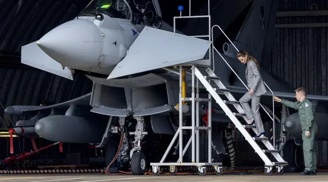 Aksi Jalan Mundur Kate Middleton Pakai Sepatu Hak Tinggi Saat Turun dari Pesawat Tempur