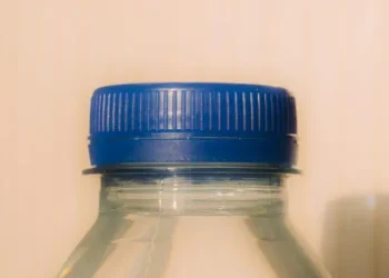 Kebiasaan Minum Air dari Botol Plastik Sekali Pakai Tingkatkan Mikroplastik Hingga 2 Kali Lipat