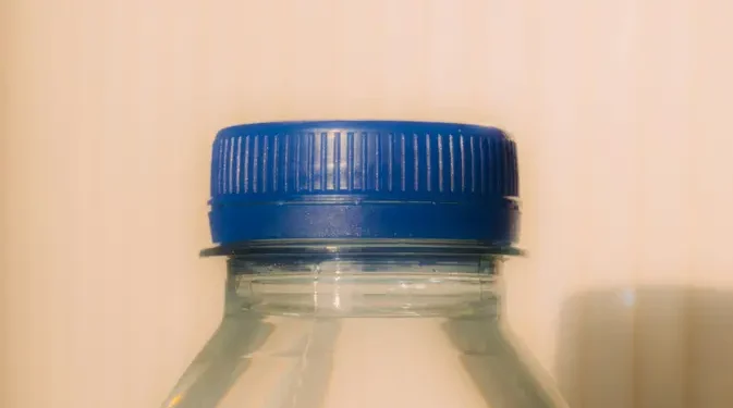 Kebiasaan Minum Air dari Botol Plastik Sekali Pakai Tingkatkan Mikroplastik Hingga 2 Kali Lipat