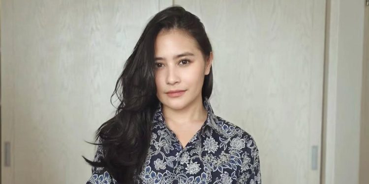 Gaya Berbatik Prilly Latuconsina yang Modern dan Elegan dengan Sentuhan Tradisional