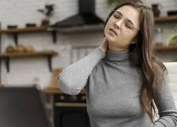 Mengatasi Nyeri Leher Karena Posisi Tidur Salah dengan Kompres Dingin dan Hangat