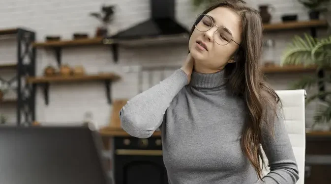 Mengatasi Nyeri Leher Karena Posisi Tidur Salah dengan Kompres Dingin dan Hangat