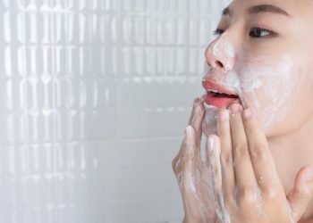 Panduan Waktu dan Teknik Mencuci Muka yang Tepat dan Benar