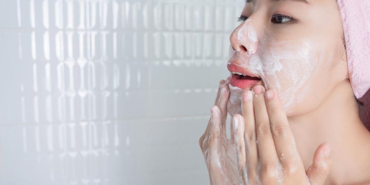 Panduan Waktu dan Teknik Mencuci Muka yang Tepat dan Benar
