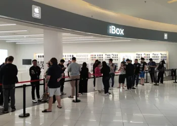 Preorder iPhone 17 Series Diminati Pembeli, Antrean Panjang di Gerai iBox
