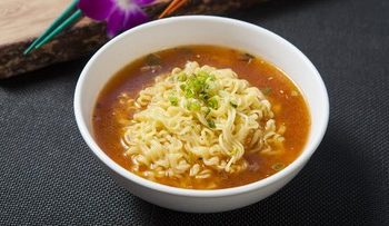 4 Makanan yang Tidak Disarankan Dikonsumsi Bersamaan dengan Mi Instan