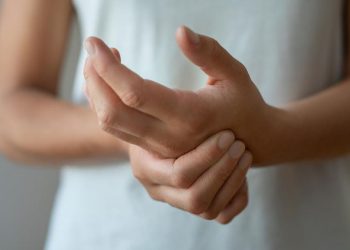 7 Penyebab Jari Tangan Kaku Saat Pagi Hari