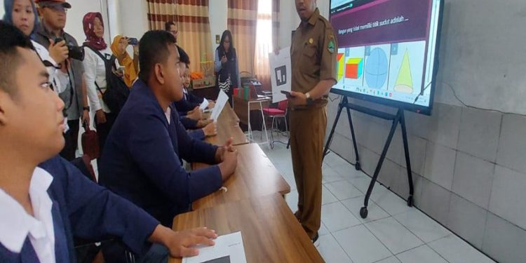 Papan Interaktif Digital di SLB Bantu Siswa Berkebutuhan Khusus Akses Teknologi