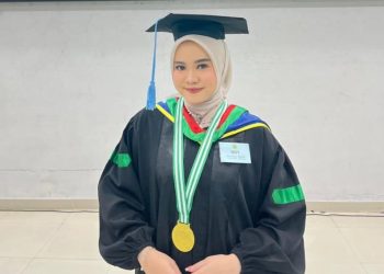 Perjuangan Hawa Menempuh 80 Km Setiap Hari Raih Gelar Wisudawan Terbaik UNJ