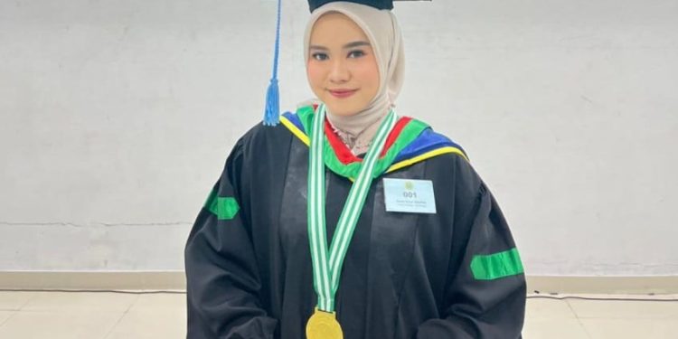 Perjuangan Hawa Menempuh 80 Km Setiap Hari Raih Gelar Wisudawan Terbaik UNJ
