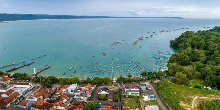 Ratusan Wisatawan Bayar Liburan Terjebak di Pangandaran