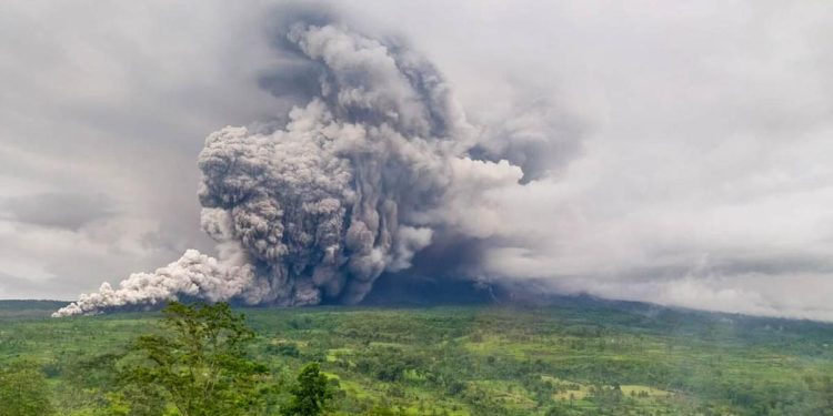 Gunung Semeru Erupsi, Basarnas Tegaskan Pendaki di Ranu Kumbolo Dalam Kondisi Aman