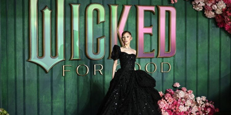 Kisah Haru Gaun 1952 yang Membuat Ariana Grande dan Penata Gayanya Menangis