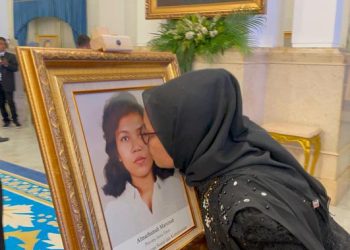 Momen Haru Adik Kandung Cium Foto Usai Penganugerahan Gelar Pahlawan Nasional
