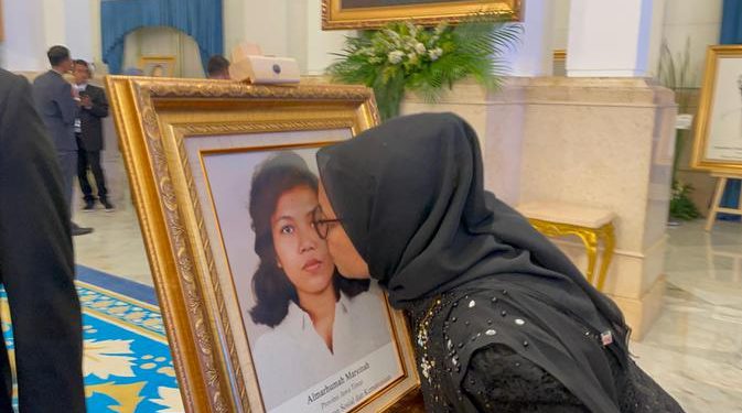 Momen Haru Adik Kandung Cium Foto Usai Penganugerahan Gelar Pahlawan Nasional