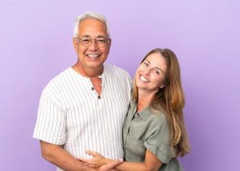 7 Alasan Pria Muda Menyukai Wanita Lebih Tua, Bukan Karena Uang!