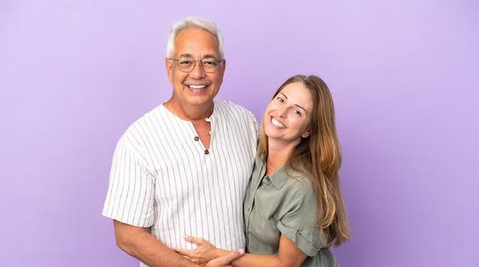 7 Alasan Pria Muda Menyukai Wanita Lebih Tua, Bukan Karena Uang!