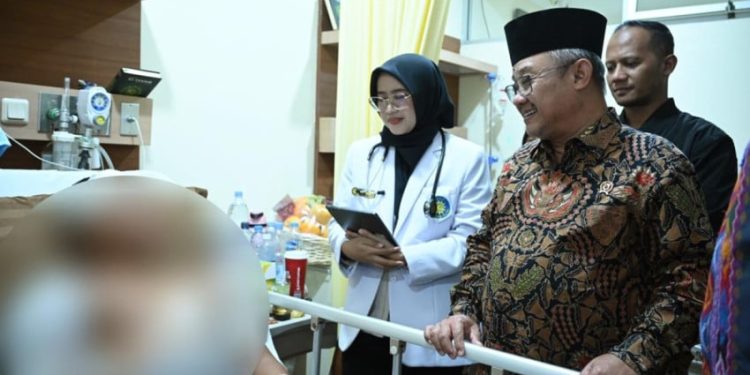 Jenguk Korban Ledakan Sekolah, Pesan Mendikdasmen untuk Guru dan Siswa