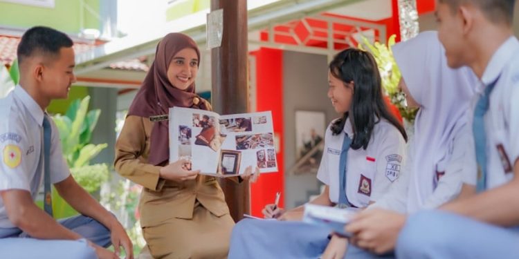 Target Penyaluran Tunjangan Guru Jelang HGN 2025 oleh Kemendikdasmen