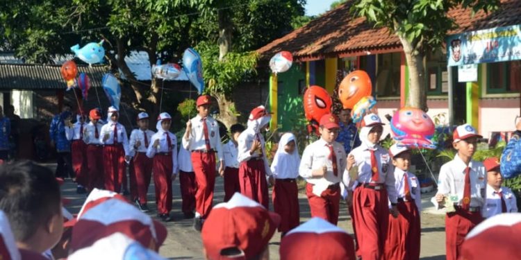 Filosofi Warna Merah-Putih, Biru-Putih, dan Abu-Abu