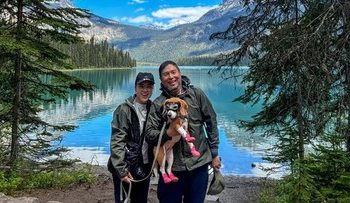 Pasangan Ini Pilih Keliling Dunia Bersama Anjing Setelah Berhenti Kerja