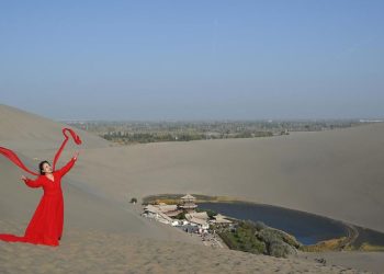 Kecantikan Alam Bulan Sabit yang Memukau di Gunung Mingsha