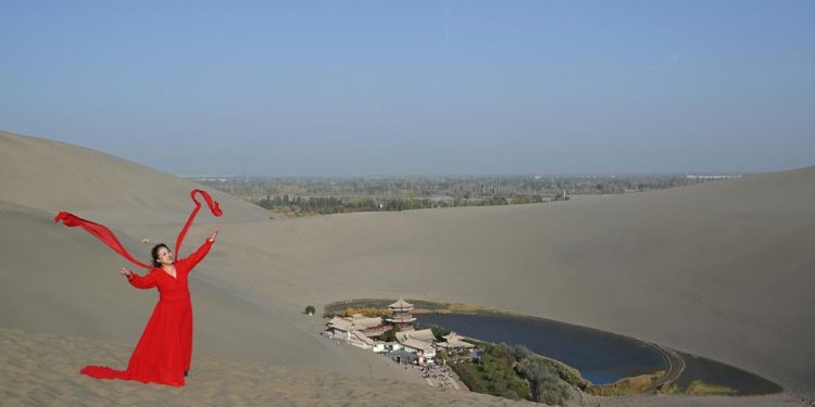 Kecantikan Alam Bulan Sabit yang Memukau di Gunung Mingsha