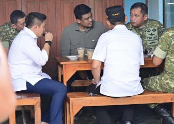 Momen Teddy Ngopi di Warung Pinggir Jalan Tapsel Bersama KSAD dan Bobby Nasution