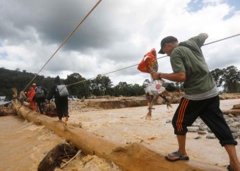 Cara Darurat Bersihkan Air Banjir untuk Minum dengan Pemutih Pakaian