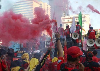 Aksi Buruh di Monas Terkait Upah Minimum Sektoral Jawa Barat