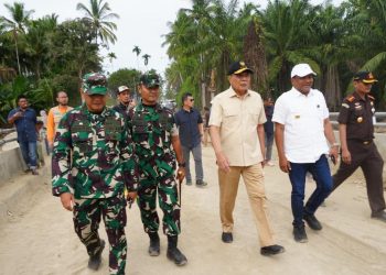 Tinjauan Progres Perbaikan Jembatan oleh Menko Polkam di Pengungsian Aceh