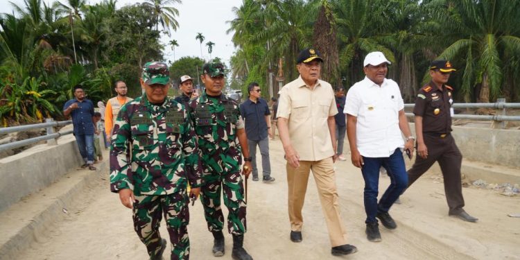 Tinjauan Progres Perbaikan Jembatan oleh Menko Polkam di Pengungsian Aceh