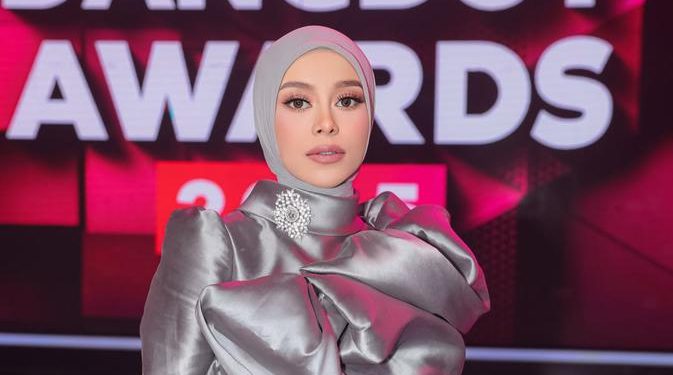 6 Pose Lesti Kejora di Indonesian Dangdut Awards 2025 Tampil Menyala Dengan Gaun Perak