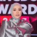 6 Pose Lesti Kejora di Indonesian Dangdut Awards 2025 Tampil Menyala Dengan Gaun Perak
