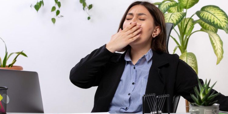 11 Cara Mengatasi Ngantuk Setelah Makan Siang Tanpa Minum Kopi