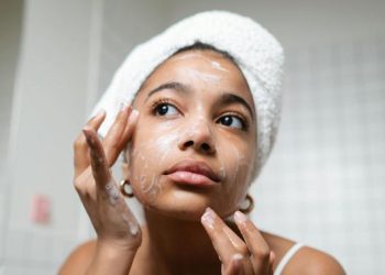 9 Mitos Kulit Berminyak yang Sering Disalahartikan