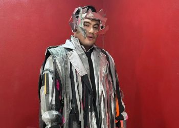 6 Gaya Unik King Nassar Manggung dari Nanas Raksasa hingga Nyanyi Sambil Panjat Tiang