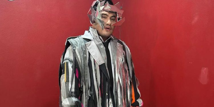 6 Gaya Unik King Nassar Manggung dari Nanas Raksasa hingga Nyanyi Sambil Panjat Tiang