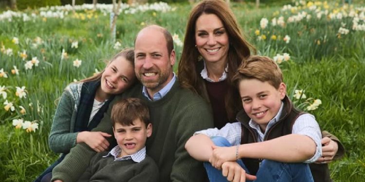 Kate Middleton dan Pangeran William Bagikan Foto Kartu Natal 2025 di Ladang Daffodil