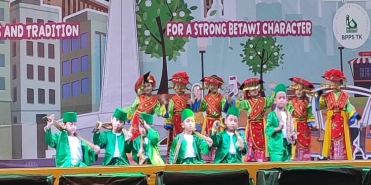 Tumbuhkan Cinta Budaya dan Aksi Berbagi untuk Seniman Betawi di TK Islam Alazka