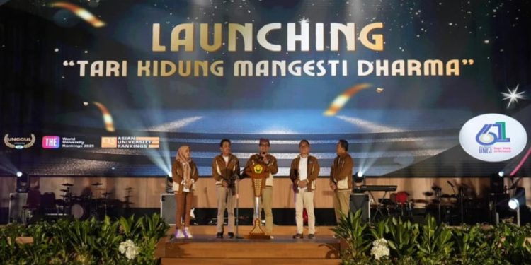 Dies Natalis 61 UNEJ, Rektor Resmikan Tarian Khas dan Berikan Penghargaan Alumni Inspiratif