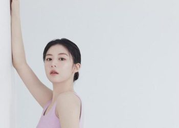 Diduga Operasi Hidung Go Yoon Jung Terlihat Semi Transparan