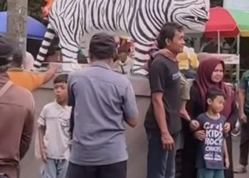 Patung Macan Putih di Kediri Jadi Destinasi Wisata Baru dengan Pasar Kaget dan Swafoto