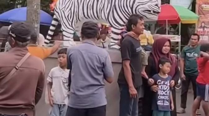 Patung Macan Putih di Kediri Jadi Destinasi Wisata Baru dengan Pasar Kaget dan Swafoto