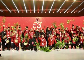 Momen Megawati Bekali 38 Ketua DPD Tas Siaga Bencana dan Bibit Pohon di Rakernas